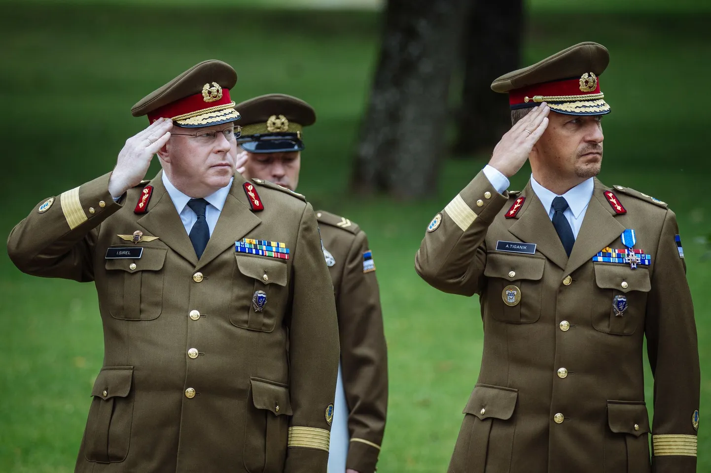 Täna kaitseväe peastaabi ees aset leidnud tseremoonial võttis kaitseväe juhataja asetäitja kohustused üle brigaadikindral Indrek Sirel. Paremal kaitseväe juhataja senine asetäitja brigaadikindral Artur Tiganik.