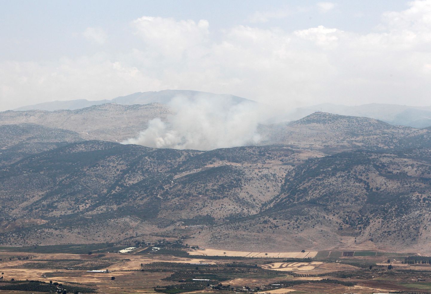 Suits tõusmas Liibanoni-Iisraeli piiri lähedal asuvast Wazzani külast Liibanonis.