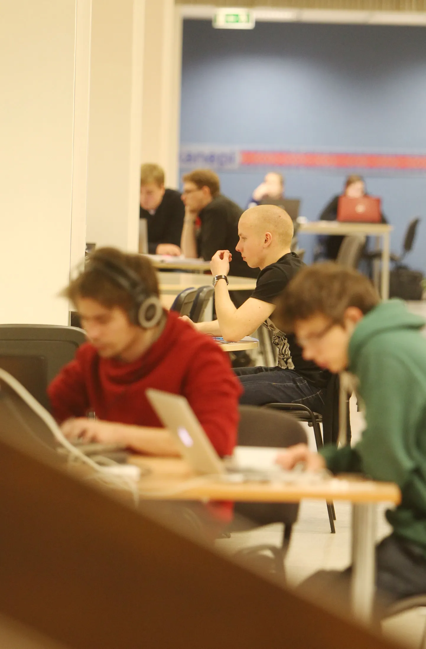 Hoolimata hilisest tunnist olid tudengid TÜ raamatukogu suure saali hõivanud.