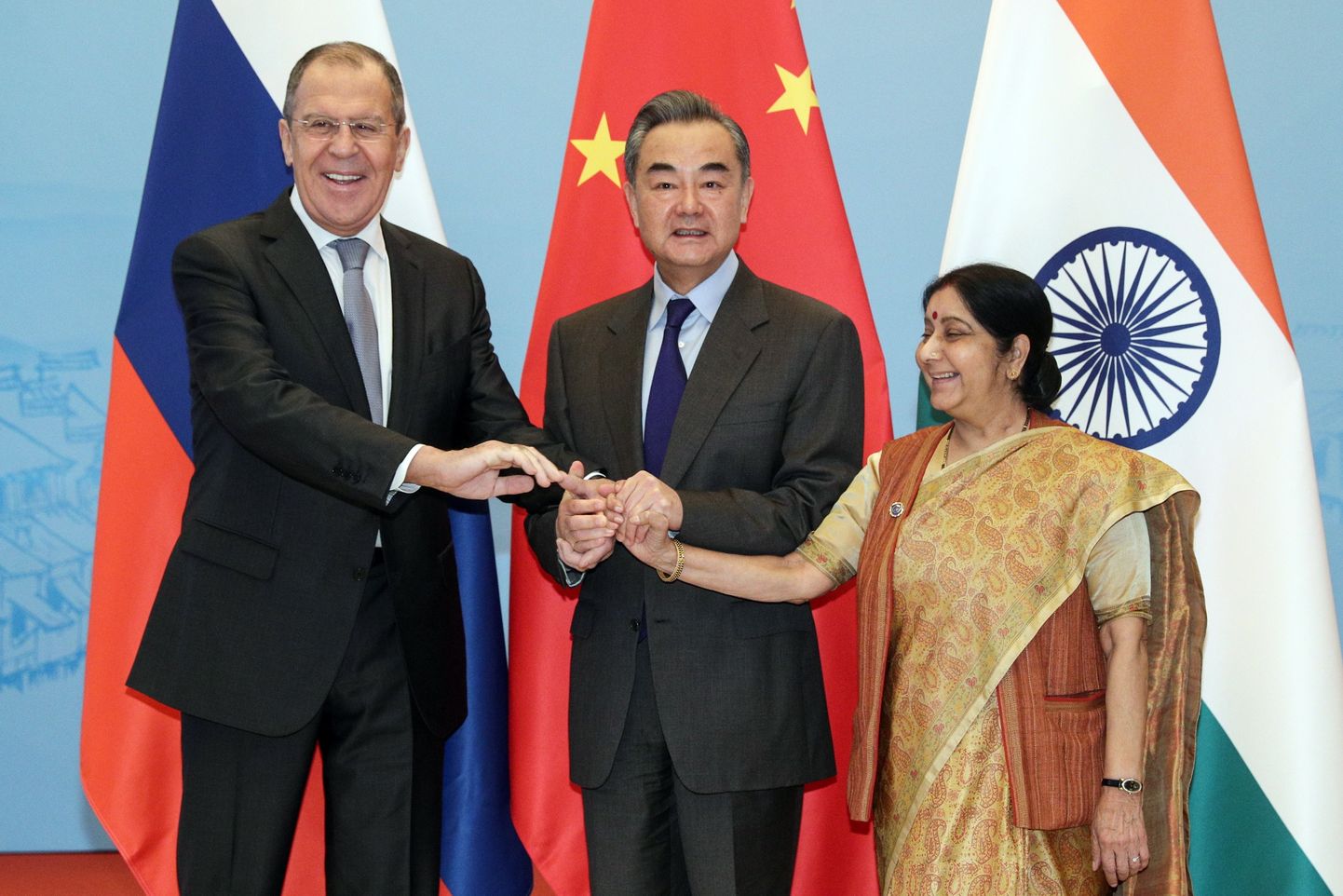 India välisminister Sushma Swaraj kolmapäeval Hiinas Wuzhenis enne kolmepoolset kohtumist Hiina välisministri Wang Yi ja Vene välisministri Sergei Lavroviga.