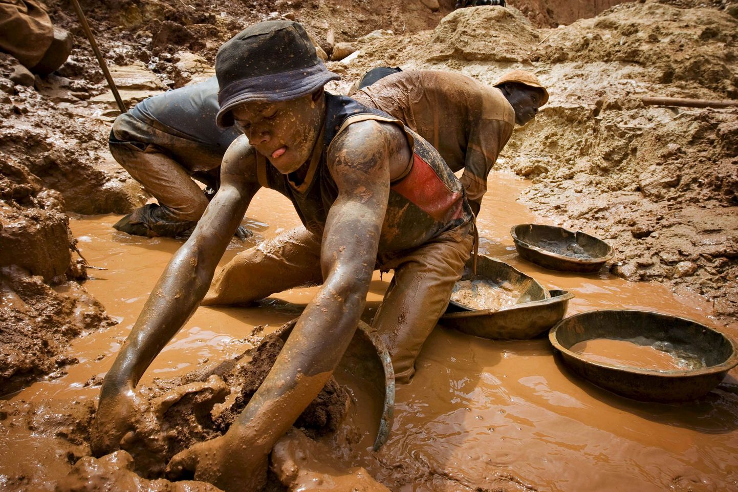 Добыча золота в Конго.