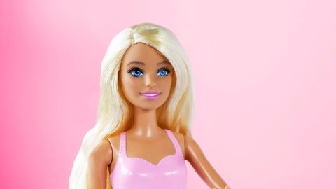 VAATA PILTE ⟩ Mattel tõi turule maailma esimese pimeda Barbie
