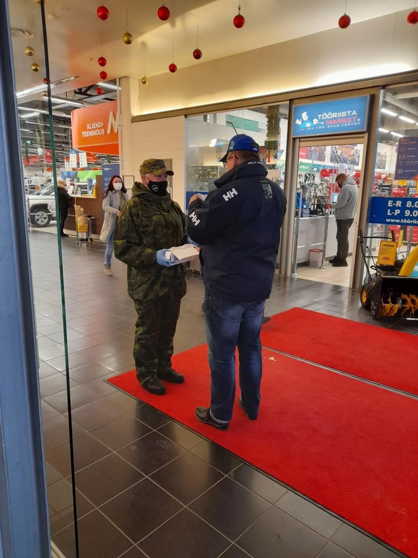 Viru maleva vabatahtlikud jagasid laupäeval Rakvere kaubanduskeskustes maske. Fotol pakub Vaala keskuses maski naiskodukaitse Viru-Nigula jaoskonna liige Karmen Kraut.