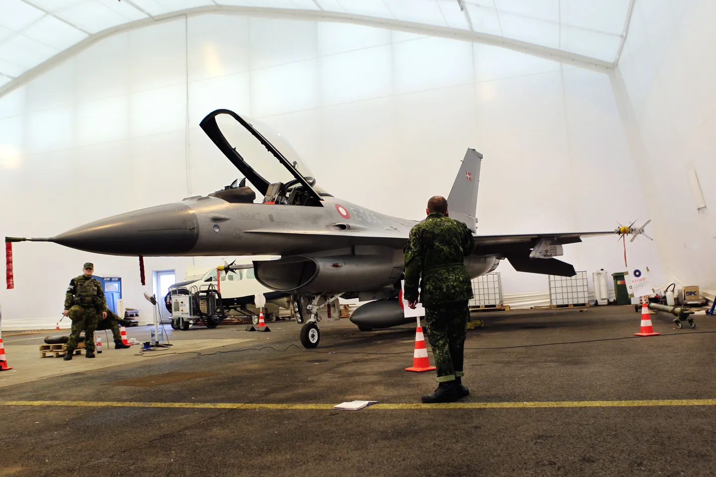 Taani hävitaja F-16.