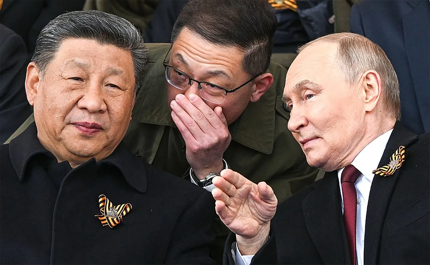 UHKUSTAB: Tänavu 9. mail, kui Venemaa tähistas 80 aasta möödumist II ilmasõja lõpust 
Euroopas, toimus Moskvas paraad, kus Kreml demonstreeris oma sõjatehnikat. Pildil on 
Vladimir Putin ja tema jaoks paraadi tähtsaim külaline Hiina liider Xi Jinping.