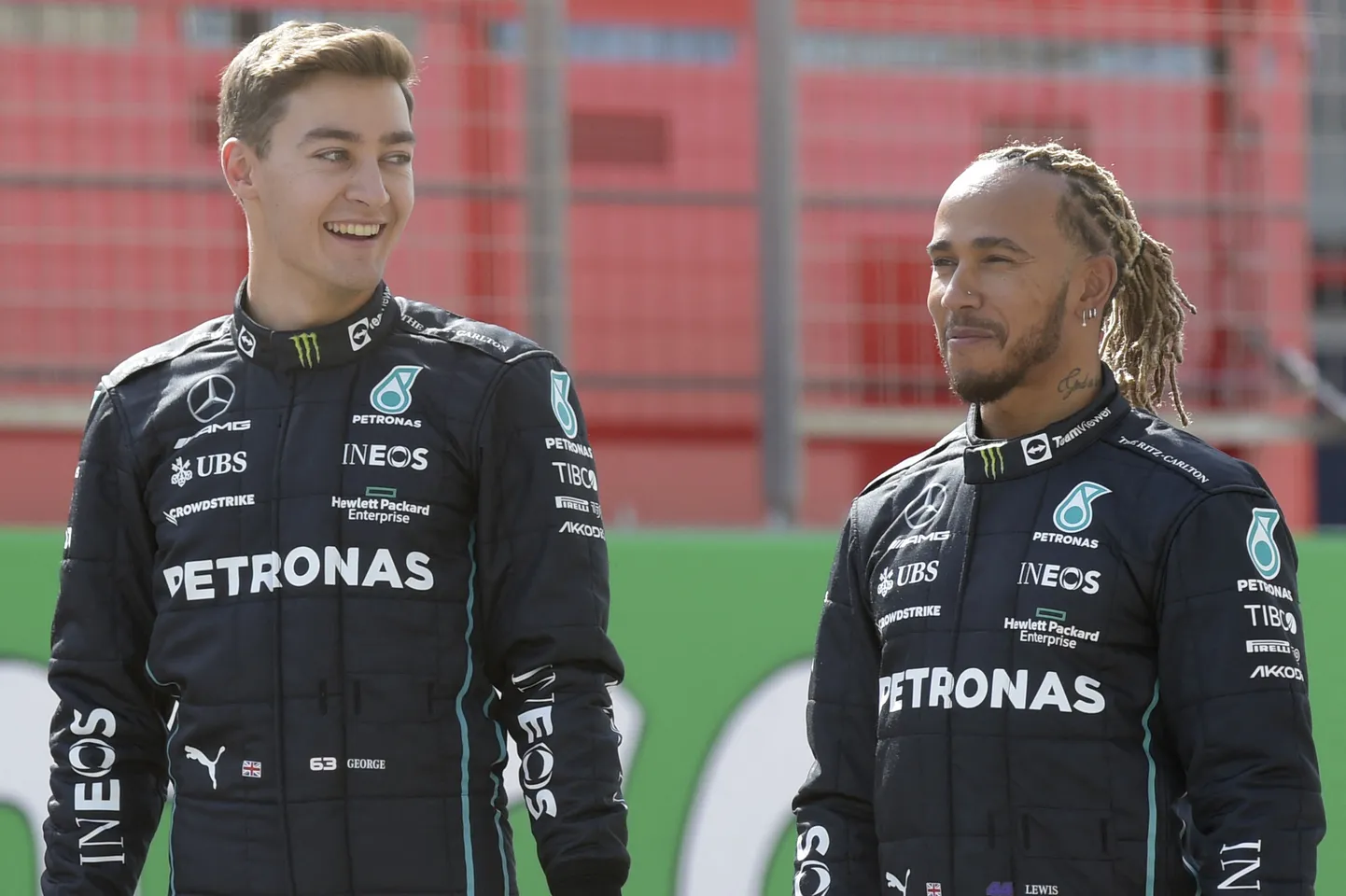 George Russell ja Lewis Hamilton.