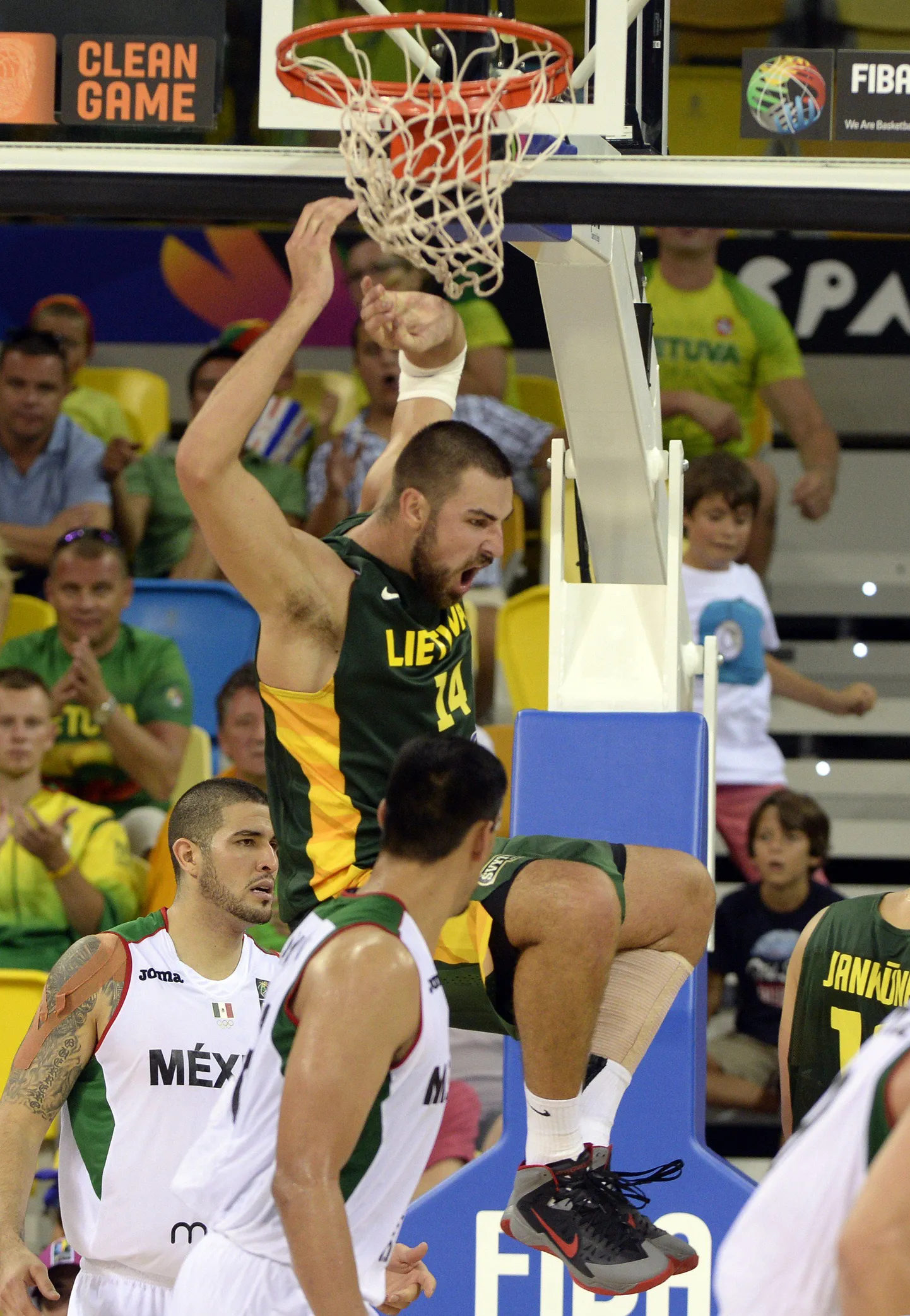 Jonas Valanciunas (keskel).