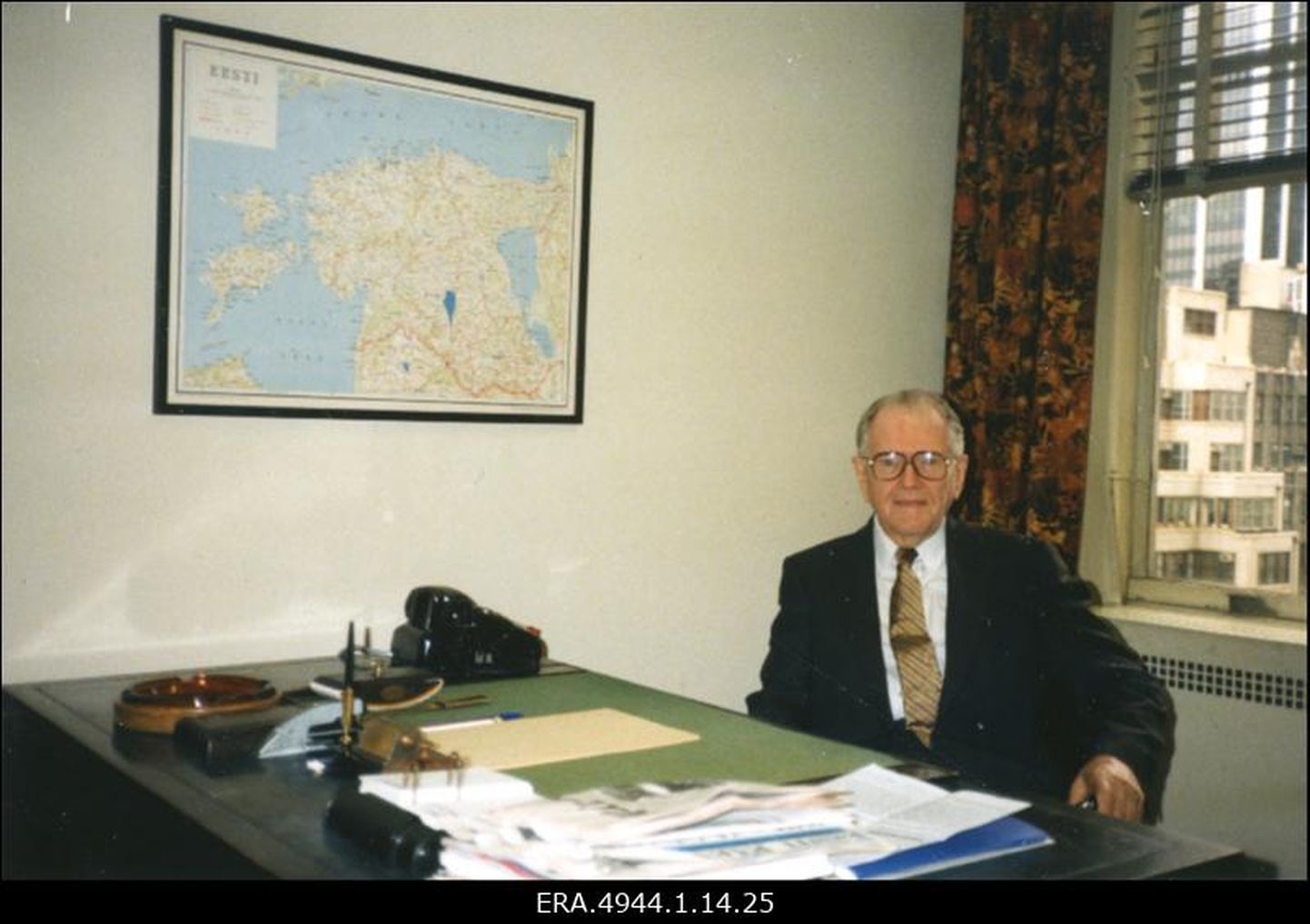 Генеральное консульство Эстонии в Нью-Йорке дольше всего (1937-1998) располагалось на 14-м этаже Рокфеллер-центра. Эрнст Яаксон в своем кабинете. Национальный архив, 1986 г.