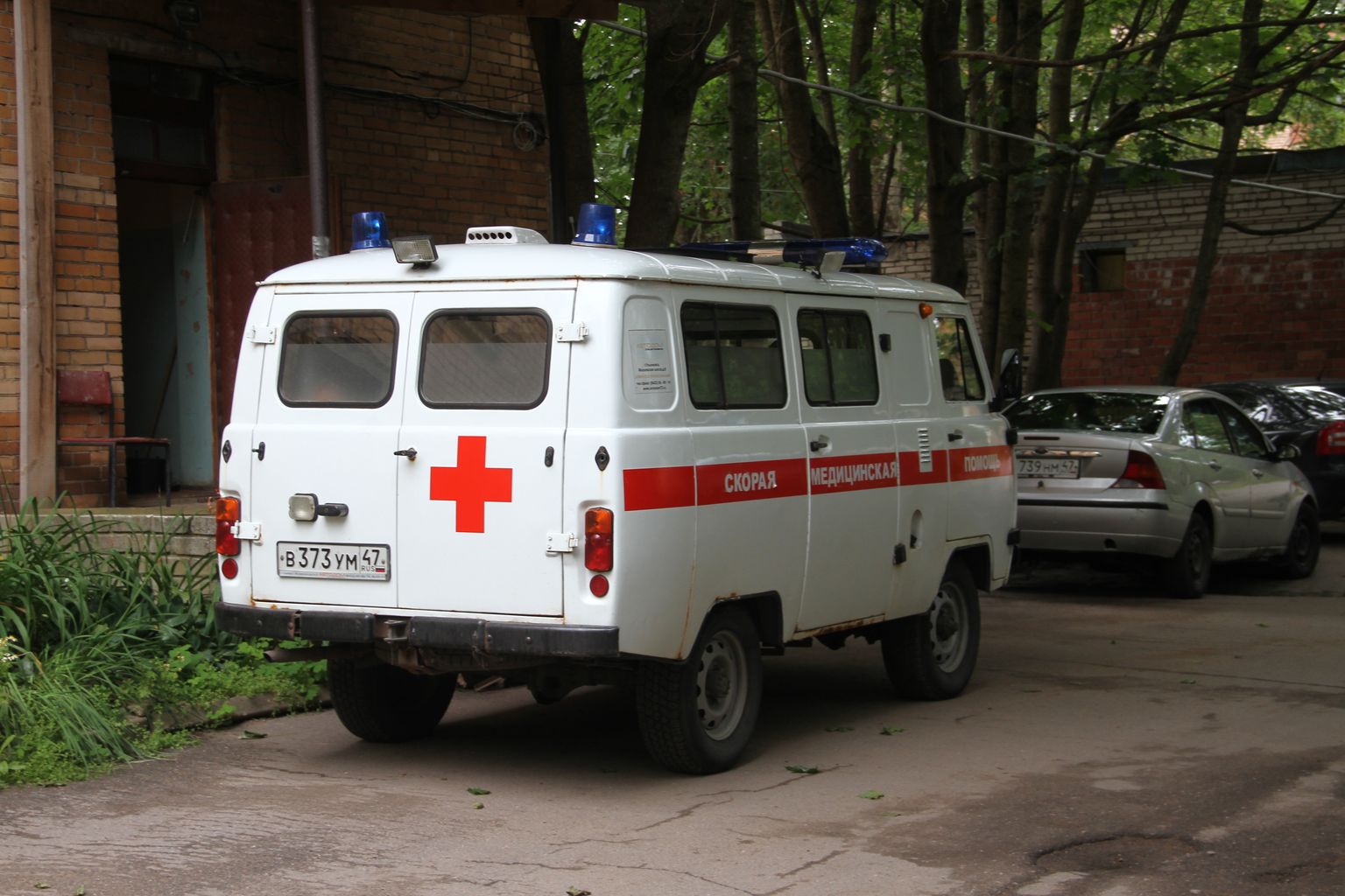 Скорая помощь во дворе больницы в Ивангороде. Иллюстративное фото.