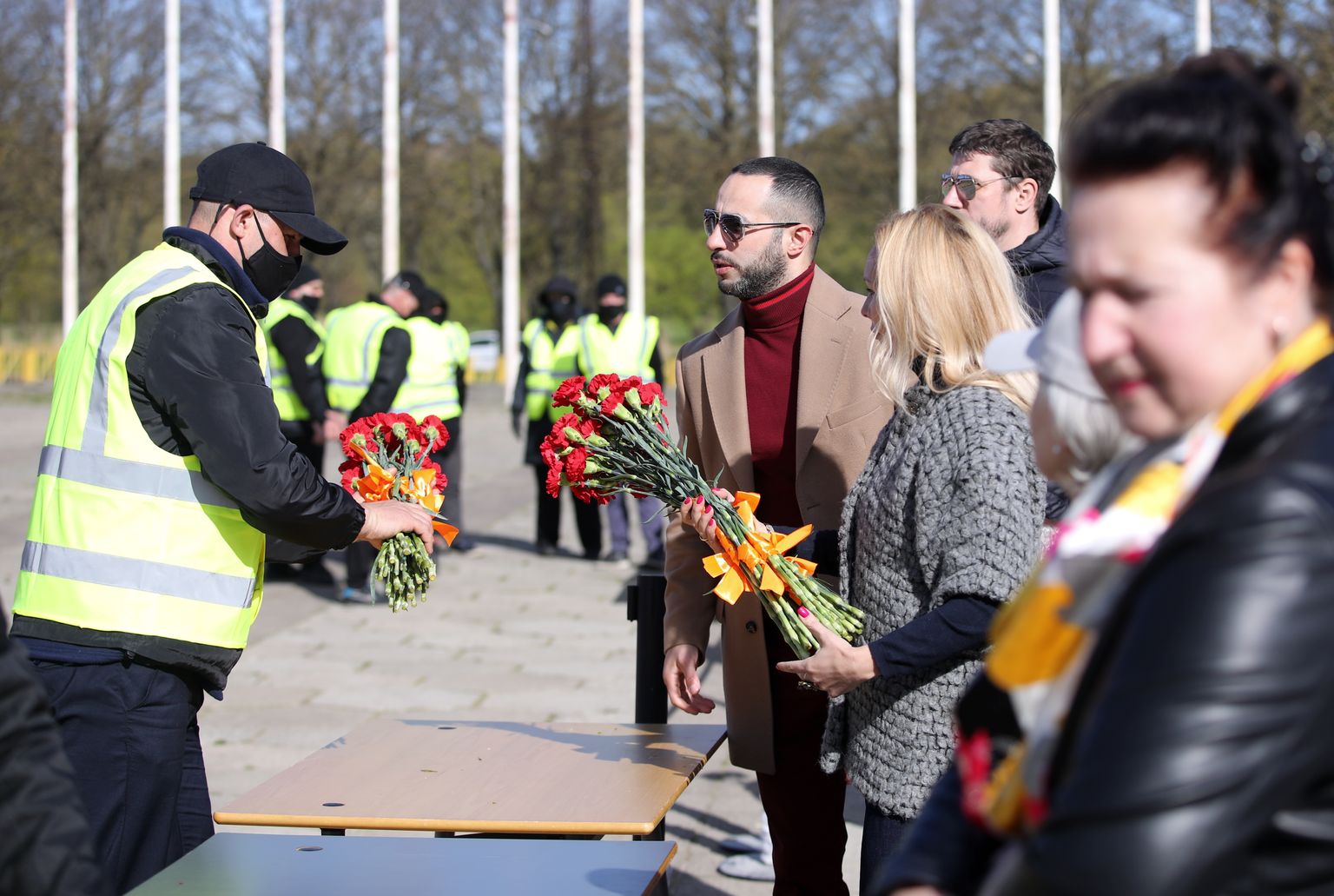 Pretēji policijas aicinājumam Ukrainas kara upuru piemiņas dienā nepulcēties pie padomju režīma memoriāliem, pie pieminekļu kompleksa Uzvaras parkā cilvēki ieradušies nolikt ziedus.