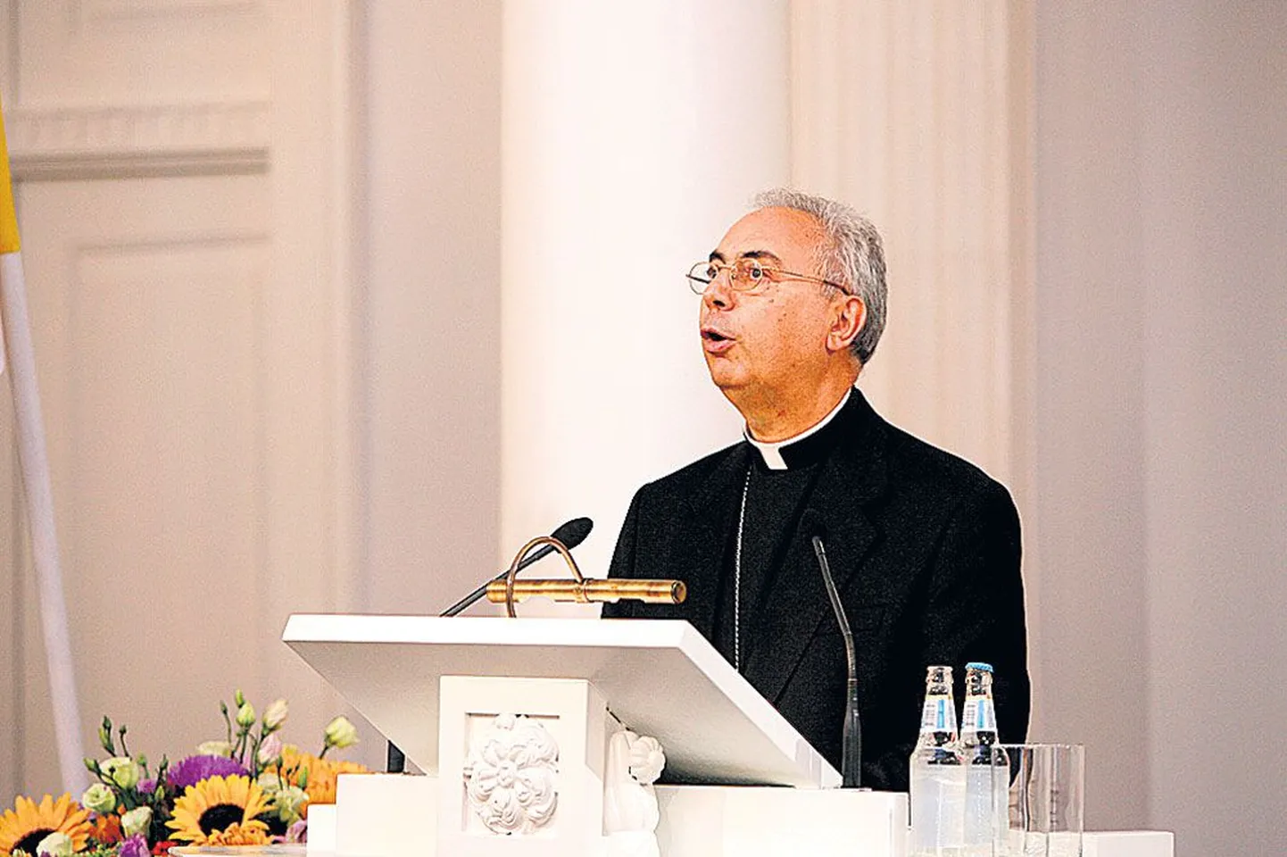Vatikani riikidevaheliste suhete sekretär Tema Ekstsellents peapiiskop Domi­nique Mamberti pidamas aulaloengut Tartu Ülikoolis.