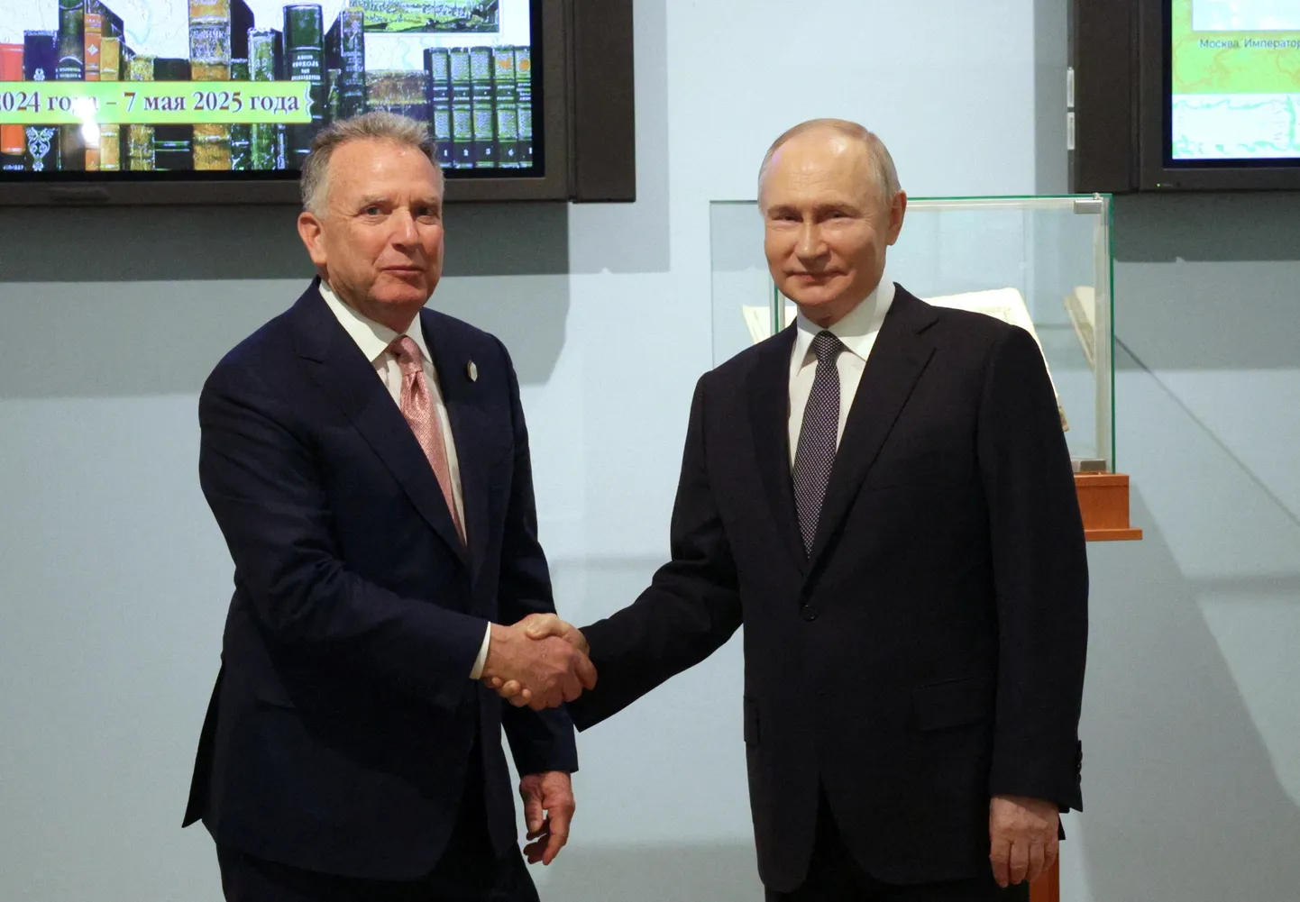 USA presidendi Donald Trumpi erisaadik Steve Witkoff surumas kätt Venemaa autoritaarse liidri Vladimir Putiniga 11. aprillil 2025. aastal Peterburis.