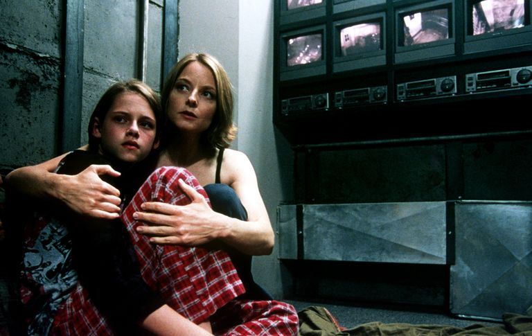 Kaader filmist «Paanikatuba», kus näitleja Jodie Foster ja Kristen Stewart (vasakul) kehastasid ema ja tütre duot, kes varjasid end kurjategijate eest paanikatoas.