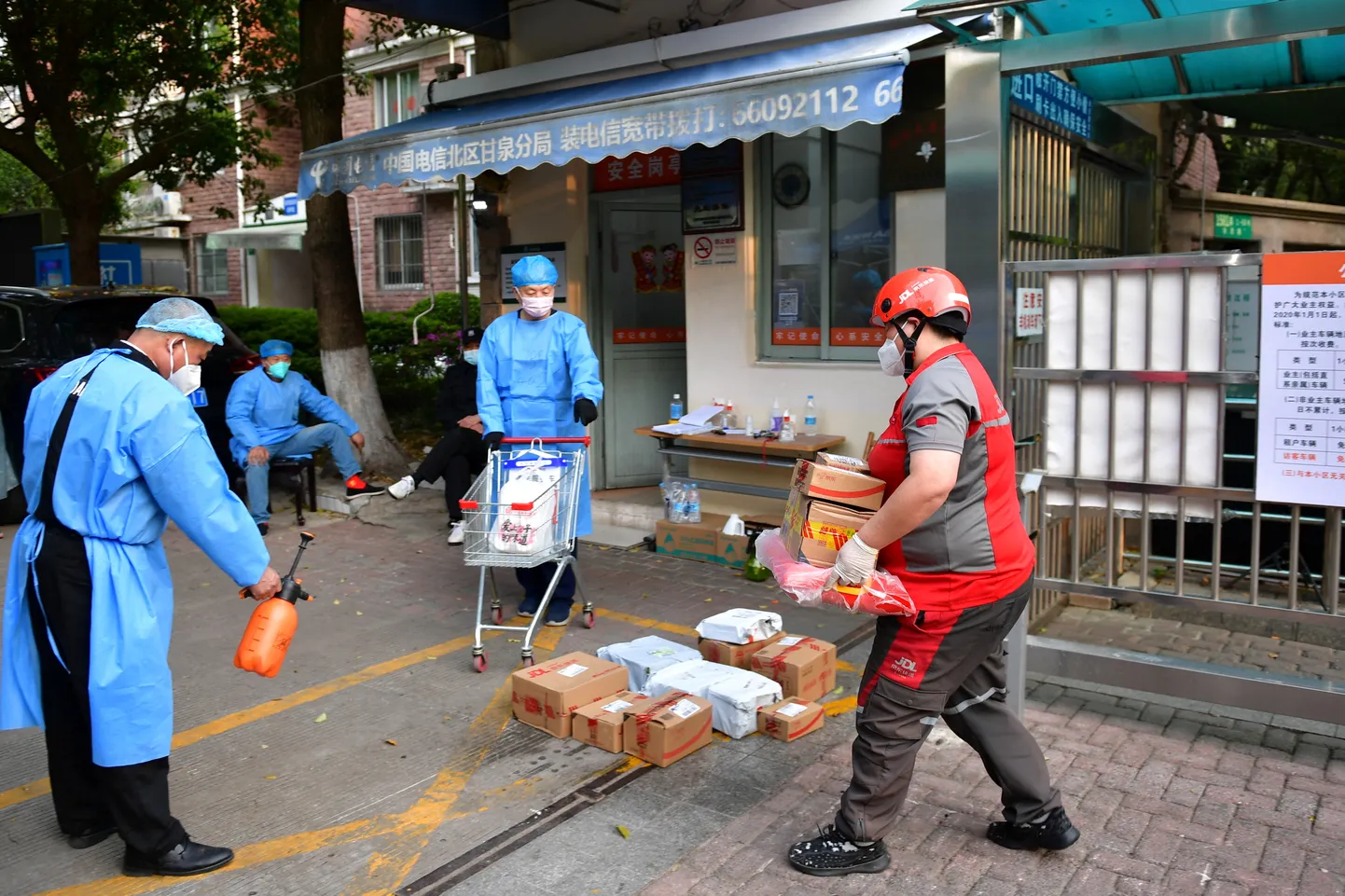 Logistikatöötaja suletud linnas Shanghais. REUTERS