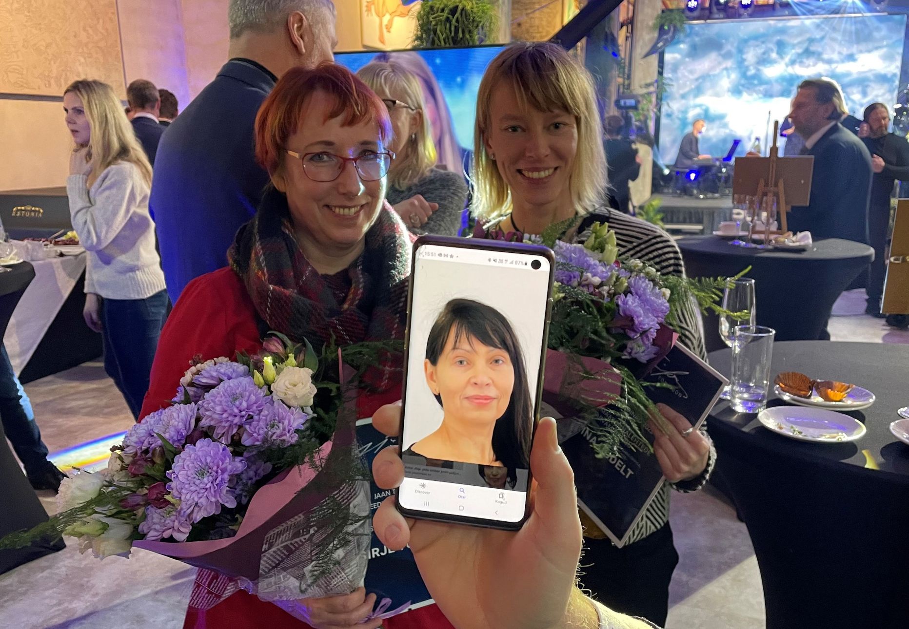 Sirje Toomla ja Liina Uudelt neljapäeval pärast auhinnatseremooniat. Aime Jõgi (esiplaanil mobiiltelefoni ekraanil) ei saanud ise auhinda vastu võtma tulla.
