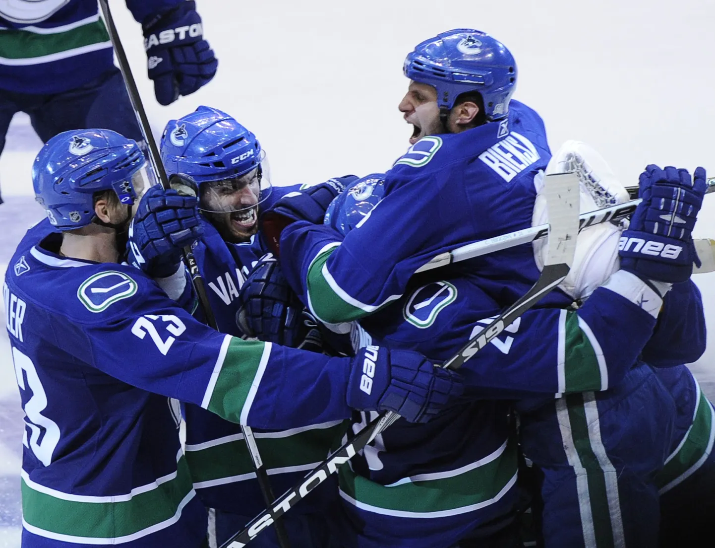 Vancouver Canucksi mängijad rõõmustavad finaalipääsu üle.
