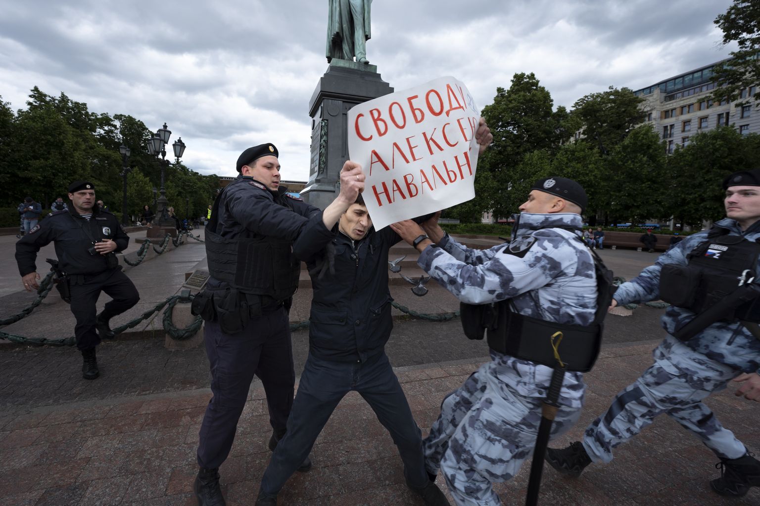 В Москве задерживают человека с плакатом в поддержку Алексея Навального