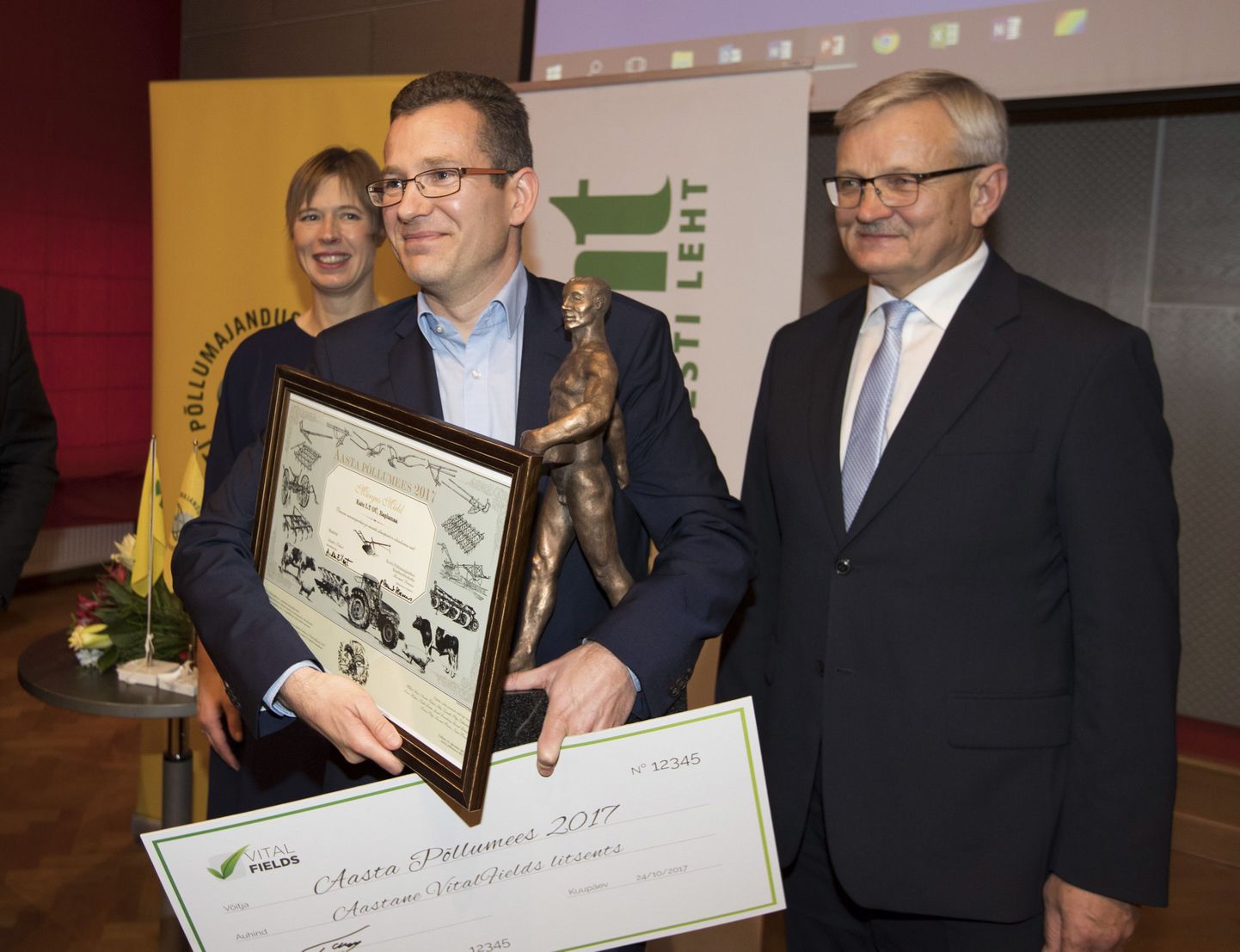 Aasta põllumeheks valitud Margus Mullale andsid auhinnad üle president Kersti  Kaljulaid ja maaeluminister Tarmo Tamm.