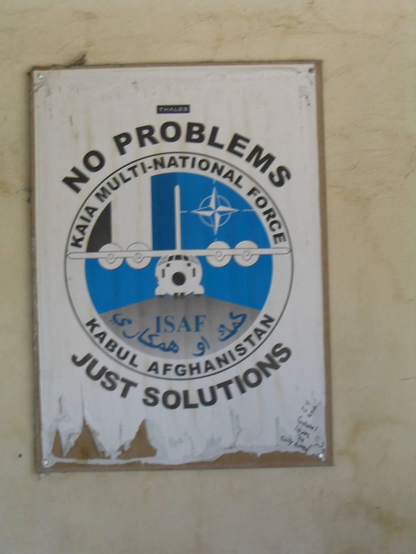 Плакат НАТО: нет проблем, только решения.