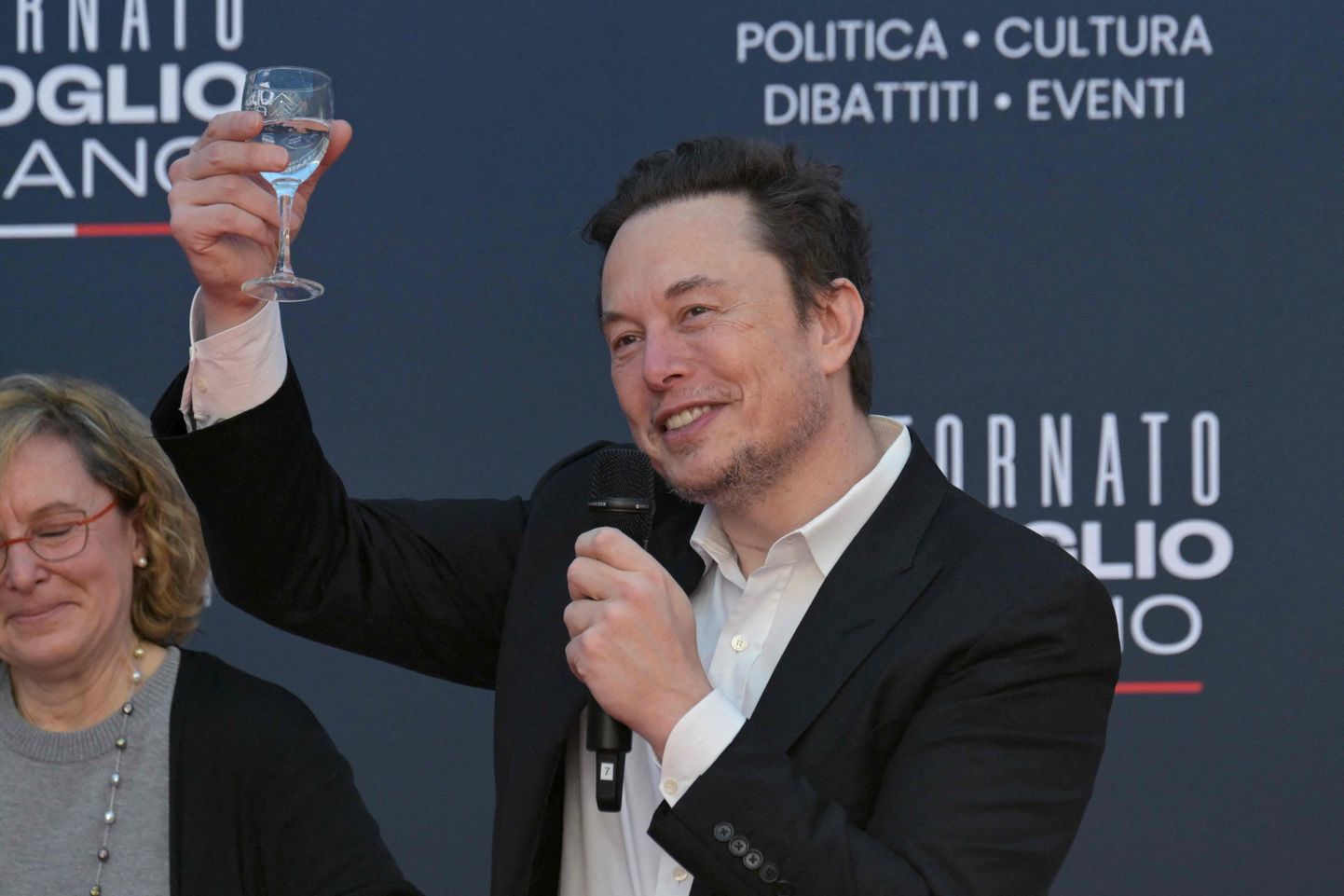 Elon Musk kergitamas klaasi Itaalia erakonna Fratelli d'Italia noorsooüritusel Roomas 16. detsembril 2023.