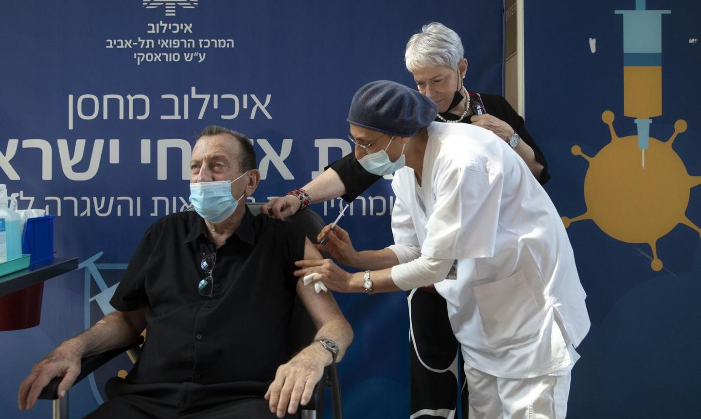 Мэр Тель-Авива Рон Хулдаин прошел ревакцинацию вакциной Pfizer. Так в Израиле уже 1 августа началось введение третьей дозы, которую рекомендуют людям старше 60 лет.