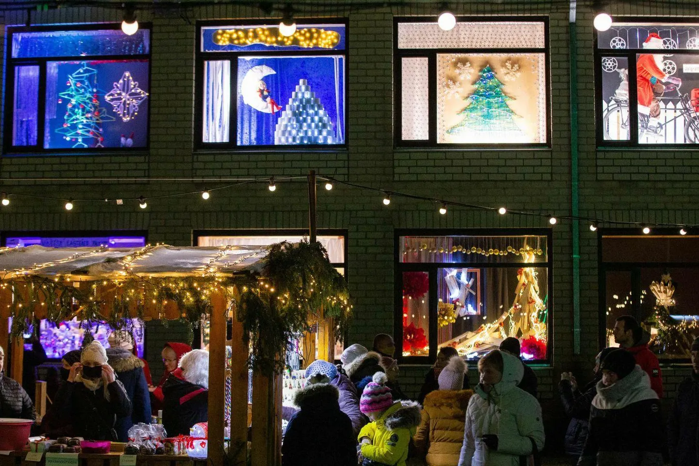 Väätsa rahvamaja vaateaknad.