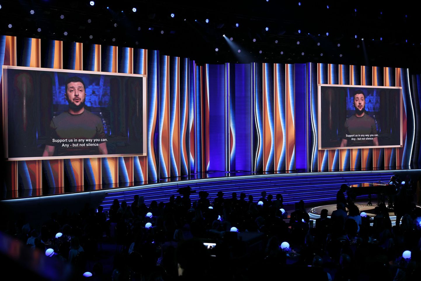 Ukraina president pidas Grammyde jagamisel videosilla vahendusel kõne.