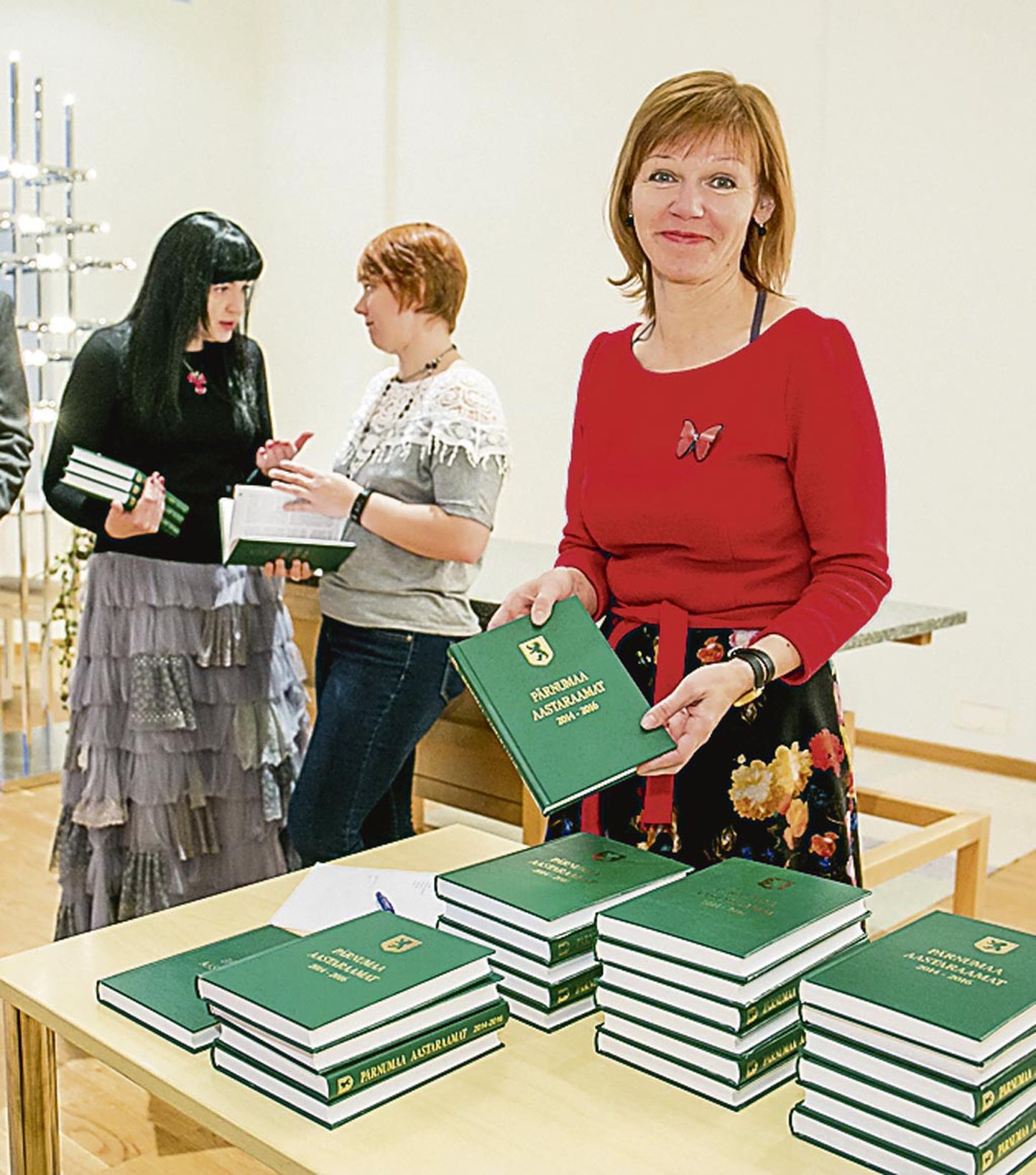 “Pärnumaa aastaraamatut 2014–2016” esitles maavalitsuse väliskoostöö spetsialist Kersti Liiva.