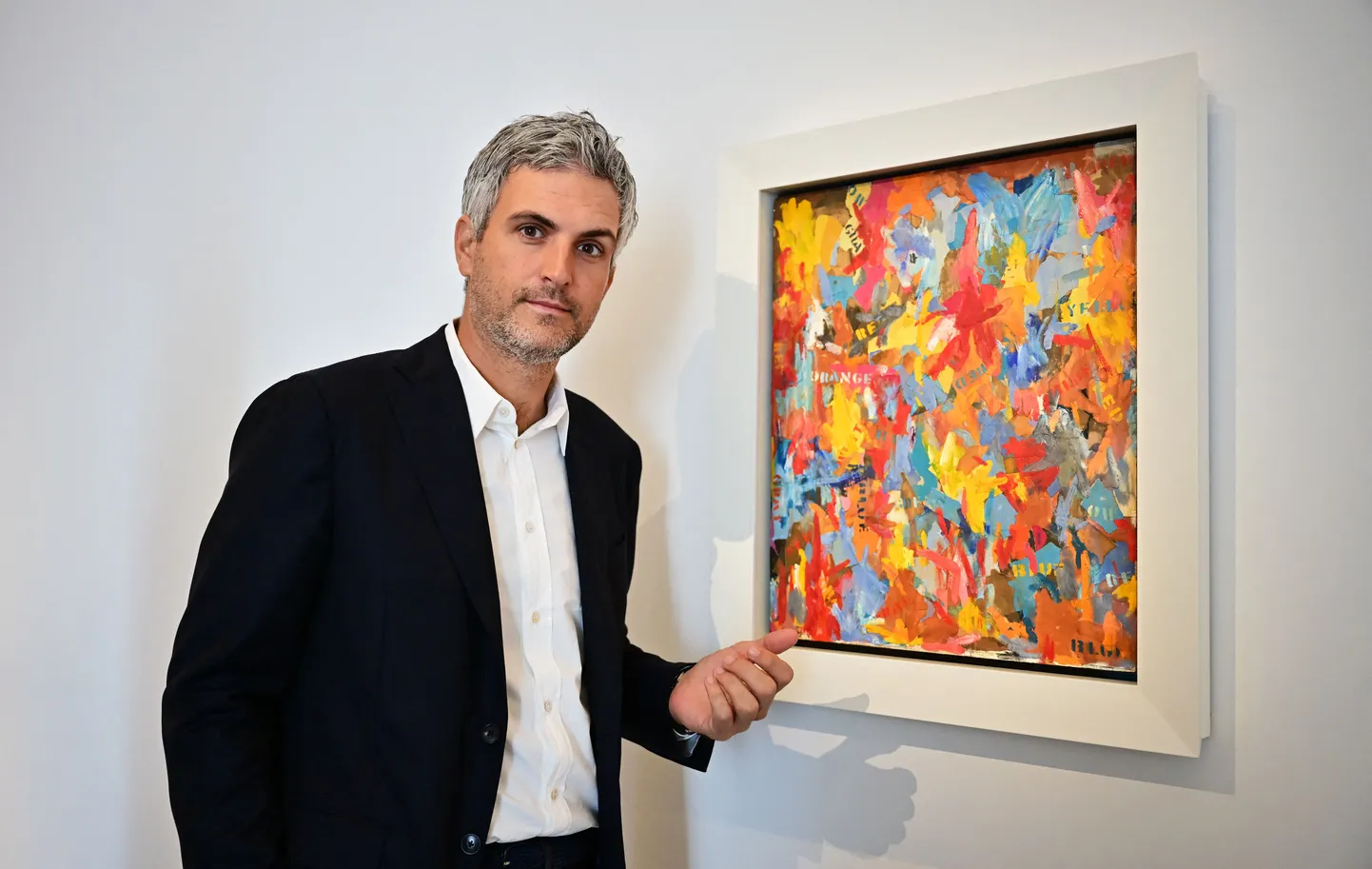 Christie'se oksjonimaja kunstiekspert ja vanem asepresident Alex Marshall näitamas Paul Alleni kunstikogusse kuulvat Jasper Johnsi maali «Small False Start» («Väike valestart»). Alleni kunstikollektsoon müüdi oksjonil 1,6 miljardi dollari eest