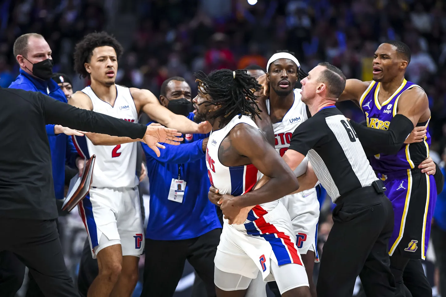 Isaiah Stewart püüdis LeBron Jamesile kallale minna.