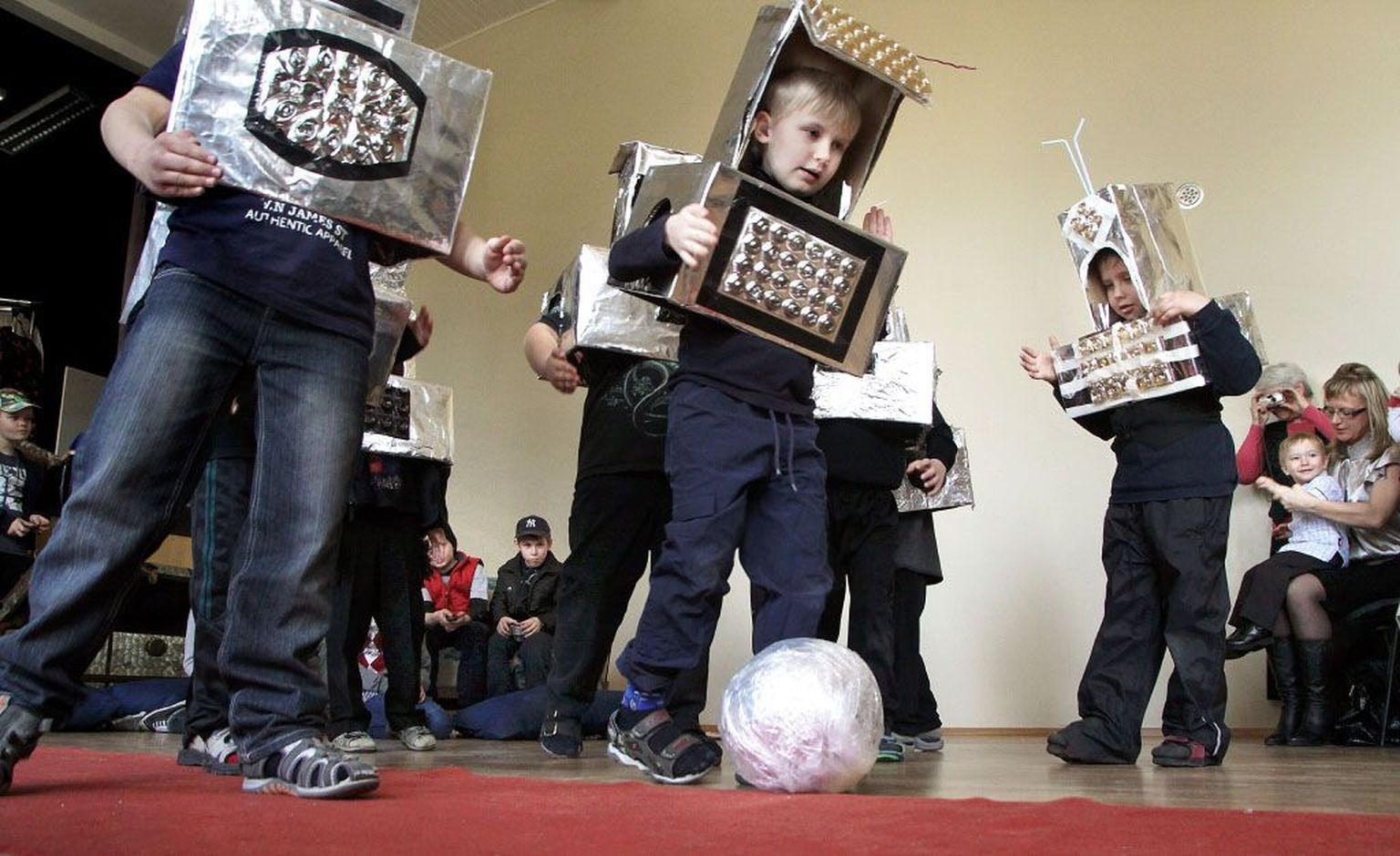 Tulevik Suigu mudilaste ettekujutuses: robotid, kes mängivad ulmelist jalgpalli.