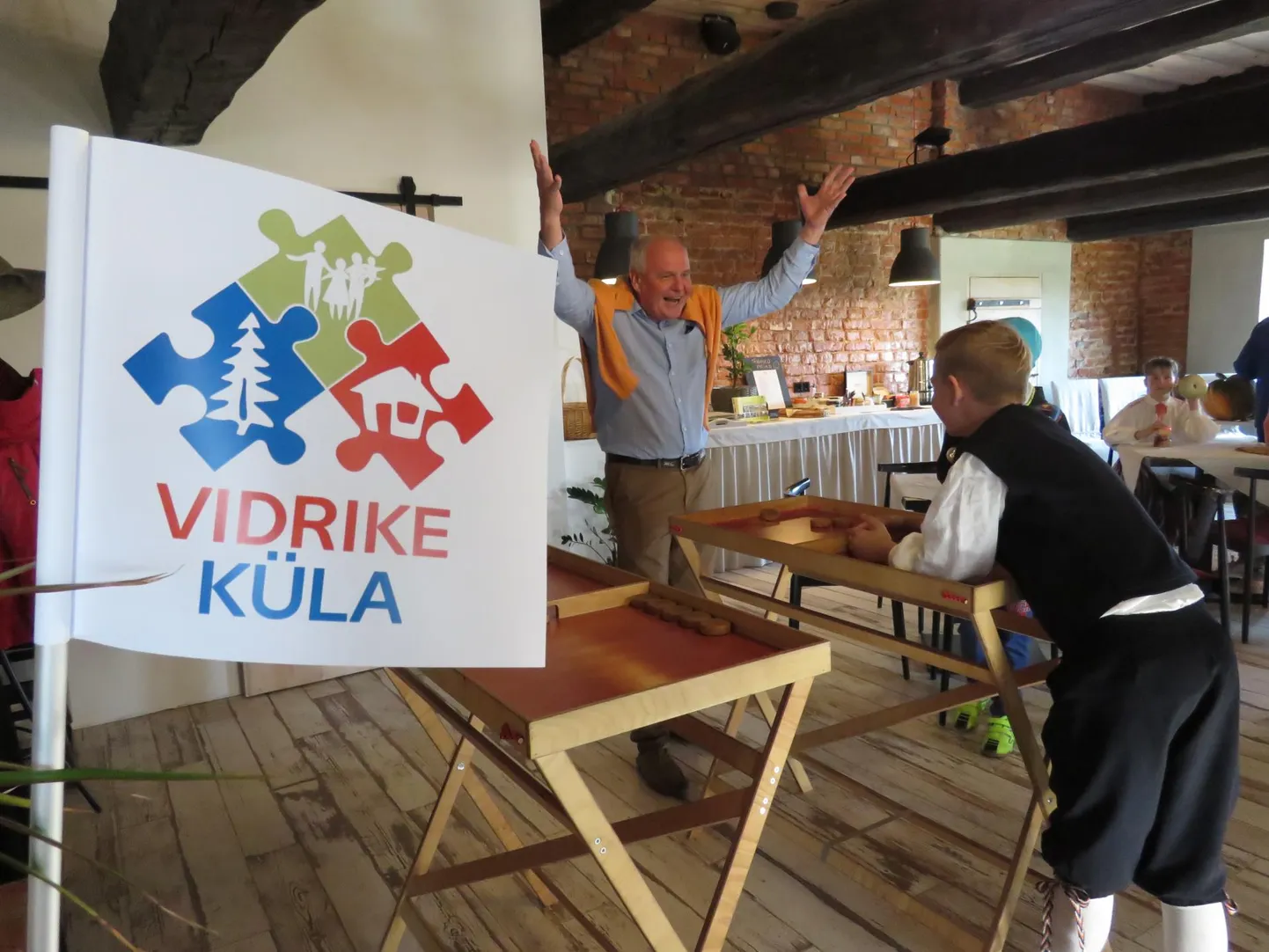 Vidrike külamaja seltsitoas on maal elamise päeval saanud mängida erinevad põlvkonnad.