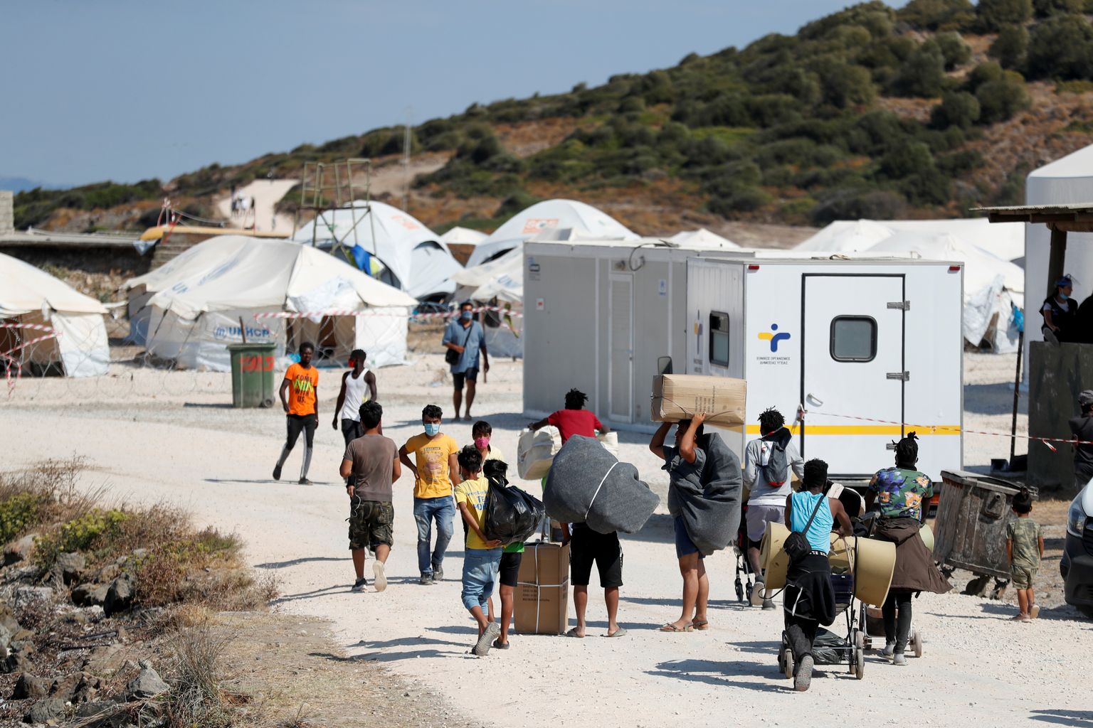 Kreeka Lesbose saarel maha põlenud Moria põgenikelaagri elanikud suundumas uude ajutisse laagrisse.