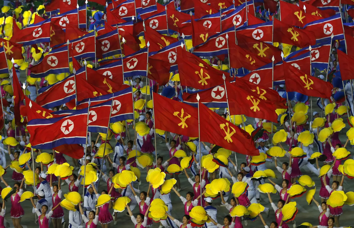 Põhjakorealased riigipühal Põhja-Korea lippe lehvitamas.