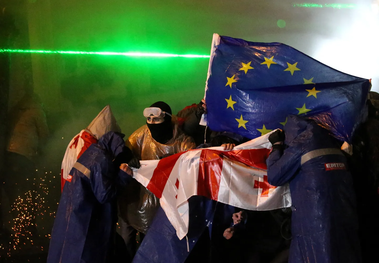 Euroopa Liidu integratsiooni peatamise ja valitsusvastased protestijad trotsivad Thbilisi tänaval veekahurit 1. detsembril 2024. aastal.