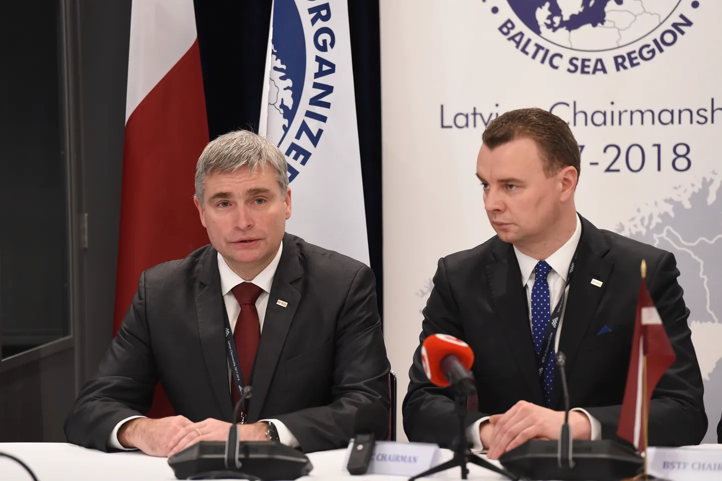 Valsts policijas Galvenās kriminālpolicijas pārvaldes priekšnieks Andrejs Grišins (no kreisās) un Iekšlietu ministrijas valsts sekretārs Dimitrijs Trofimovs piedalās preses konferencē par Baltijas jūras valstu padomes darba grupas cīņai ar organizēto noziedzību Latvijas prezidentūras laikā paveikto.