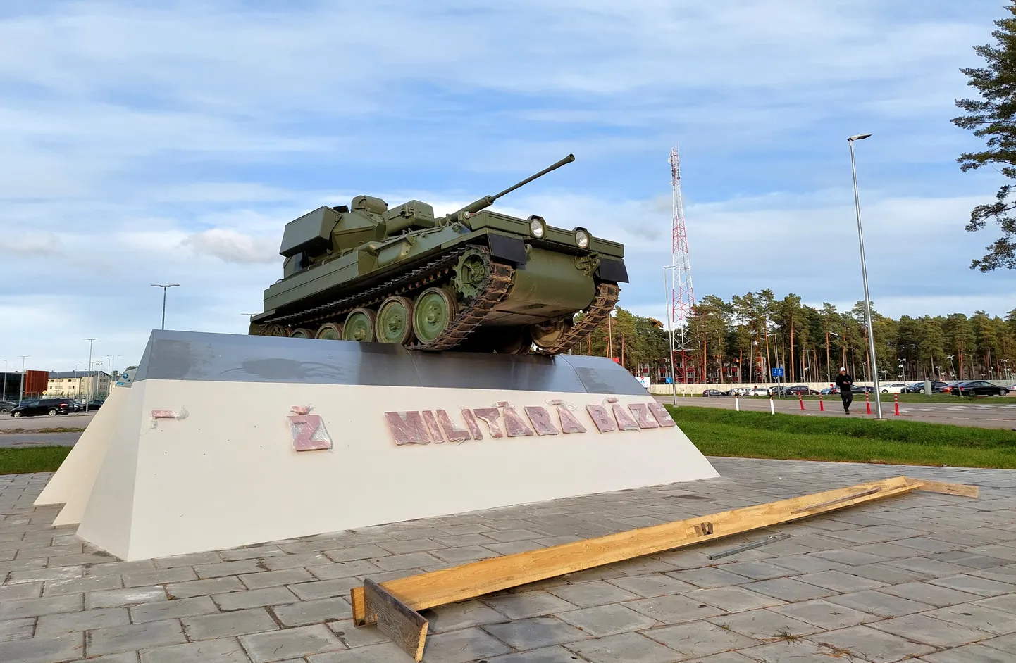 Новая скульптурная композиция на военной базе Национальных вооруженных сил в Кадаге