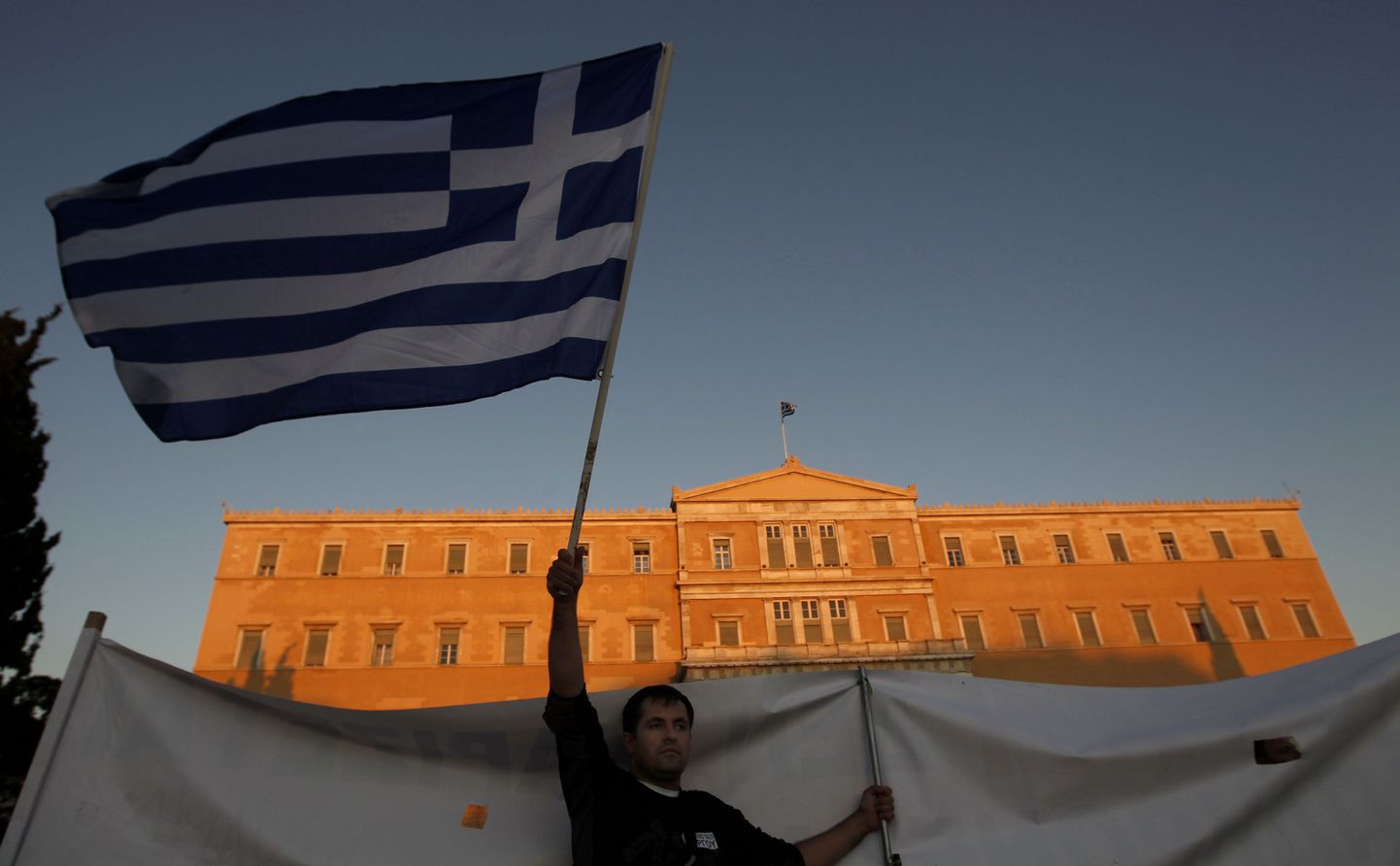Protesteerija lehvitamas Kreeka lippu.