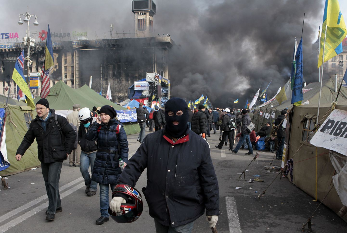 Maskistatud Kiievi protestija täna Iseseisvuse väljakul.