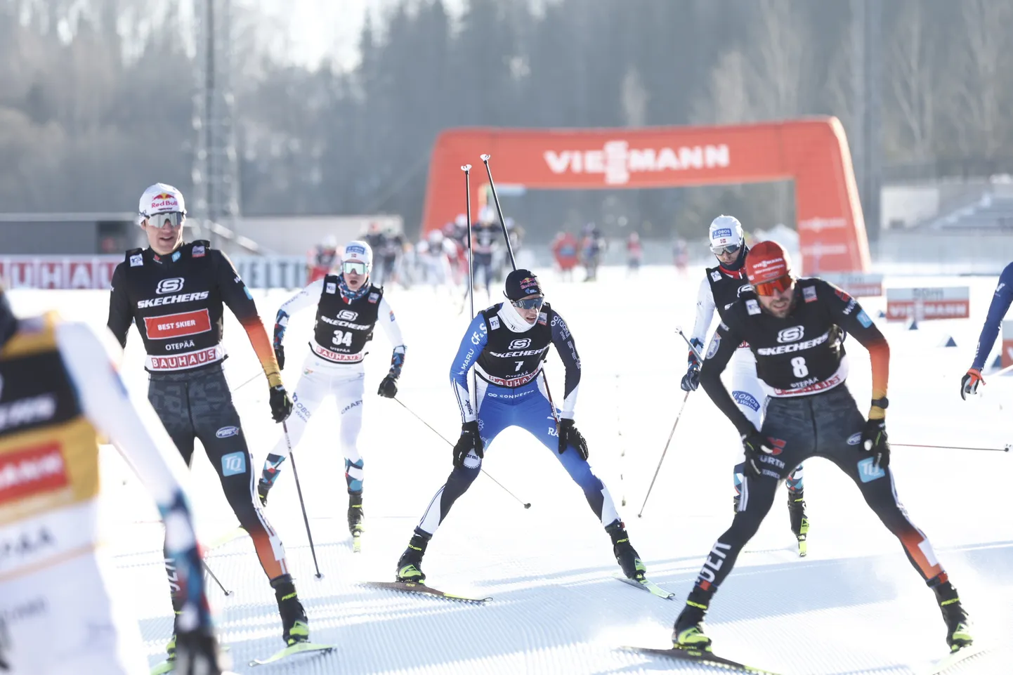 Этап Кубка мира по лыжному двоеборью. Кристьян Ильвес на финише (в центре).