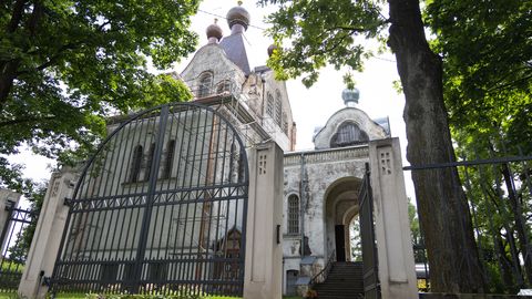 PILDID ⟩ Tartu piiskop avas Karlova kiriku taastamist tutvustava näituse
