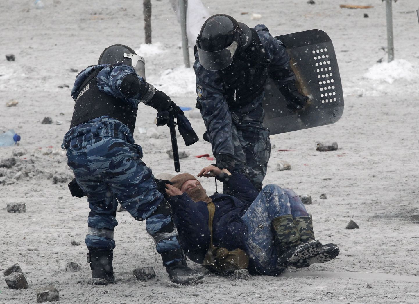 Märulipolitsei tegeleb Kiievi tänavatel protesti jõulise mahasurumisega.