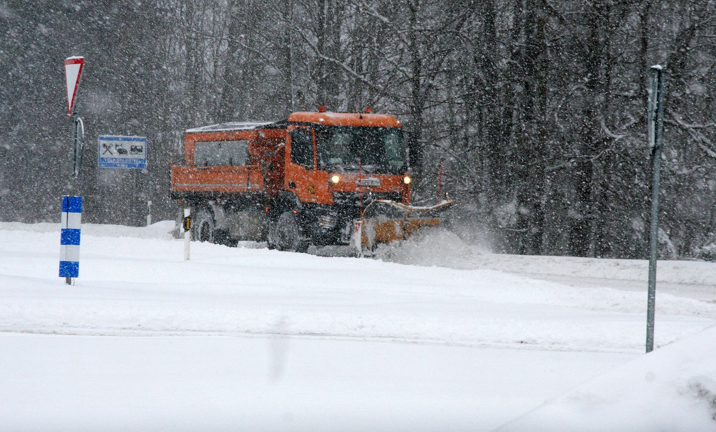 На государственных дорогах снегоуборщикам некогда выровнять плуг, когда они проезжают мимо примыкающих дорог и автобусных остановок. Заваленные снегом места расчищают отдельно лишь спустя несколько часов.