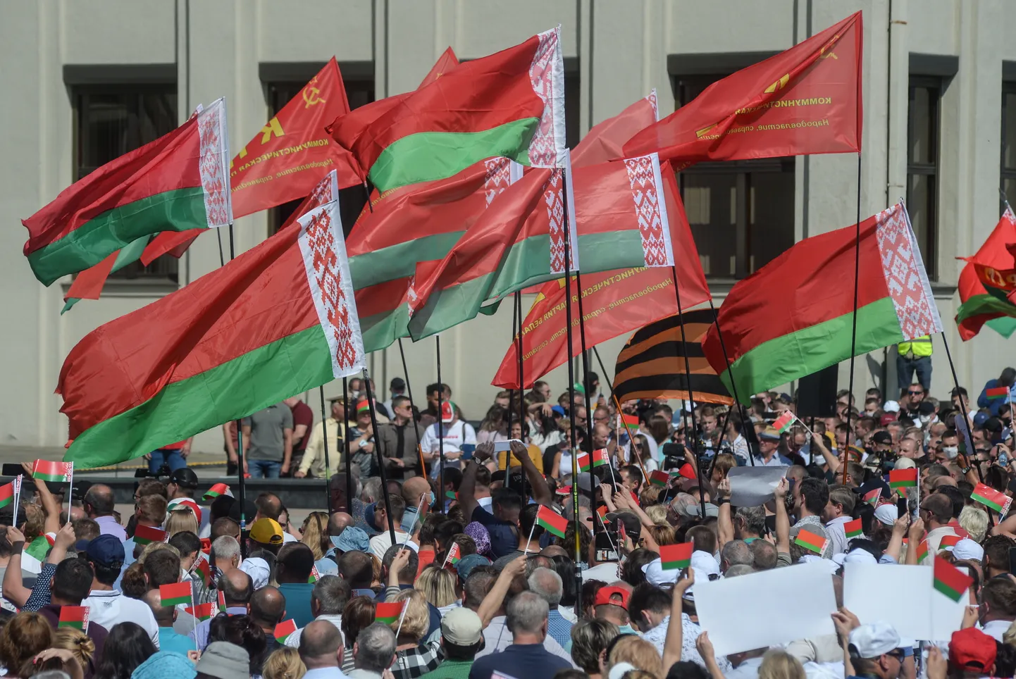 President Aleksandr Lukašenko toetajad lippudega.