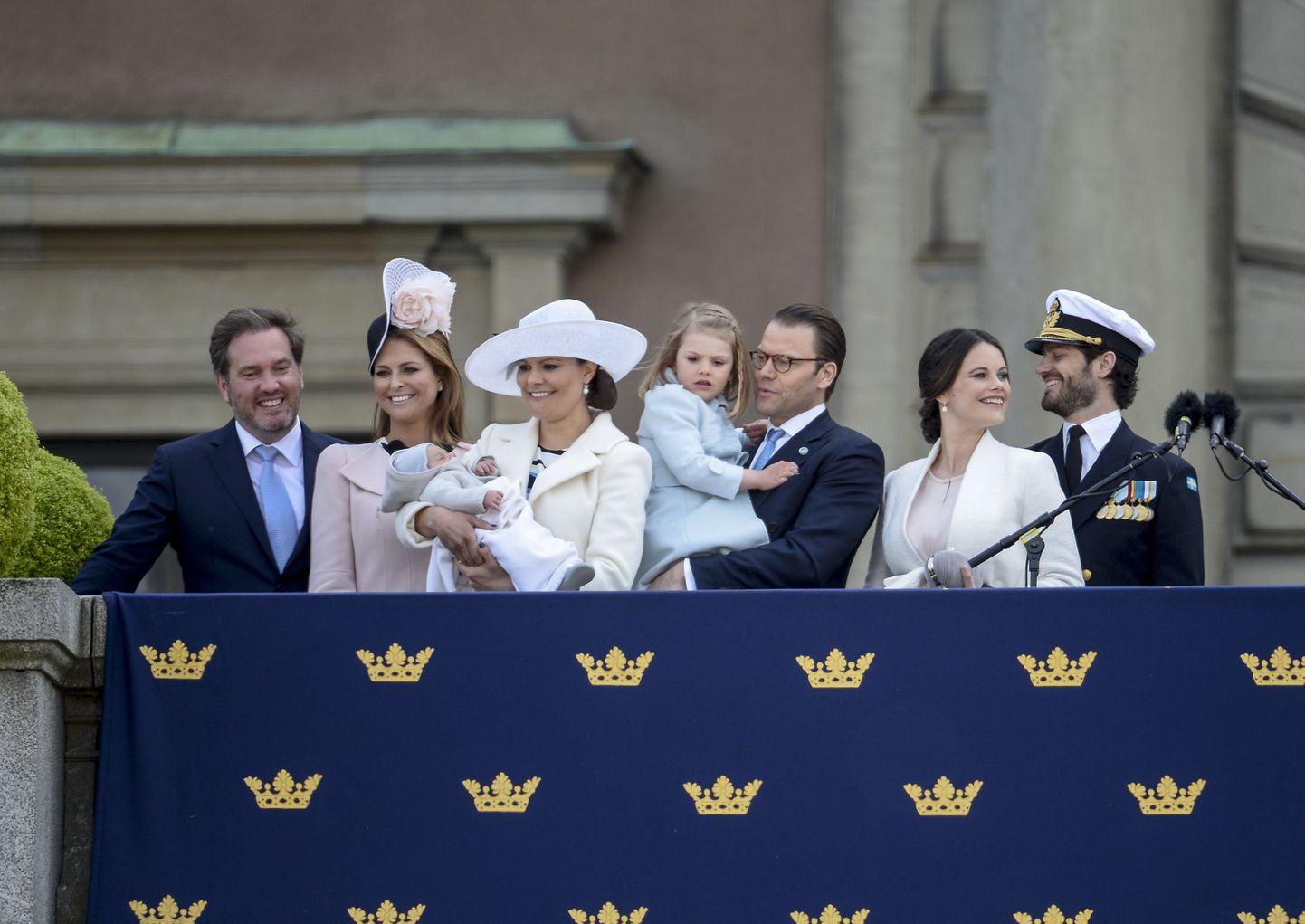 Rootsi kuningliku pere noored, esiplaanil kroonprintsess Victoria prints Oscariga