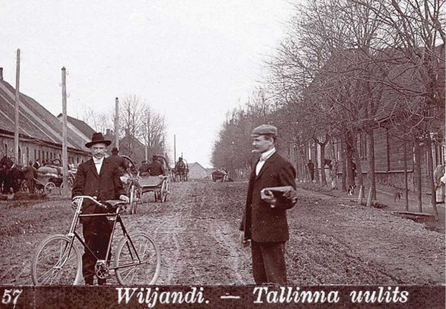 Jaan Rieti pildistatud jalgrattur 1910.–1920. aastatel Tallinna tänaval Seasaare kõrtsi ees. 1930. aastate lõpul olid linnatänavad kindlasti paremas seisukorras, kuid sellest hoolimata valmistas neil sõitmine jalgratturitele probleeme. Kõnniteele neid aga sõitma ei lubatud.