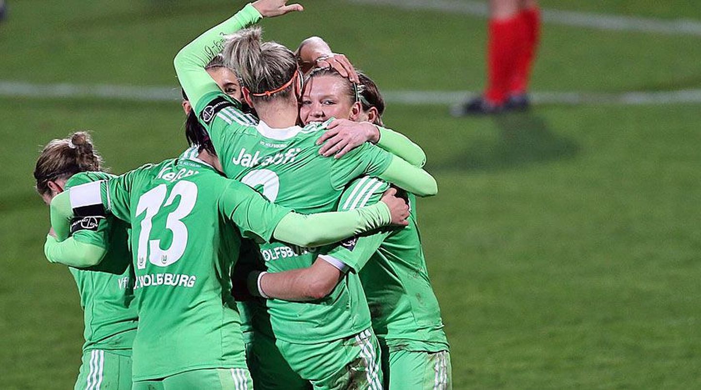 VFL Wolfsburgi naiskond väravat tähistamas.