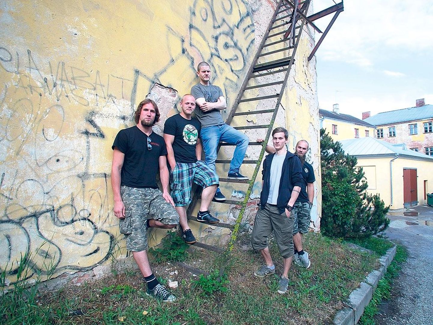 Martin Jüssi (vasakult), Allan Arjokesse, Karl Nagel, Joel Lumpre ja Enriko Tooding teevad bändiproove ühes Laia tänava majas.
