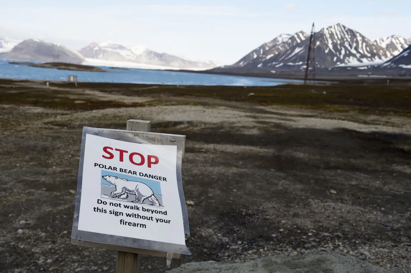 Jääkarude eest hoiatav plakat Teravmägedel