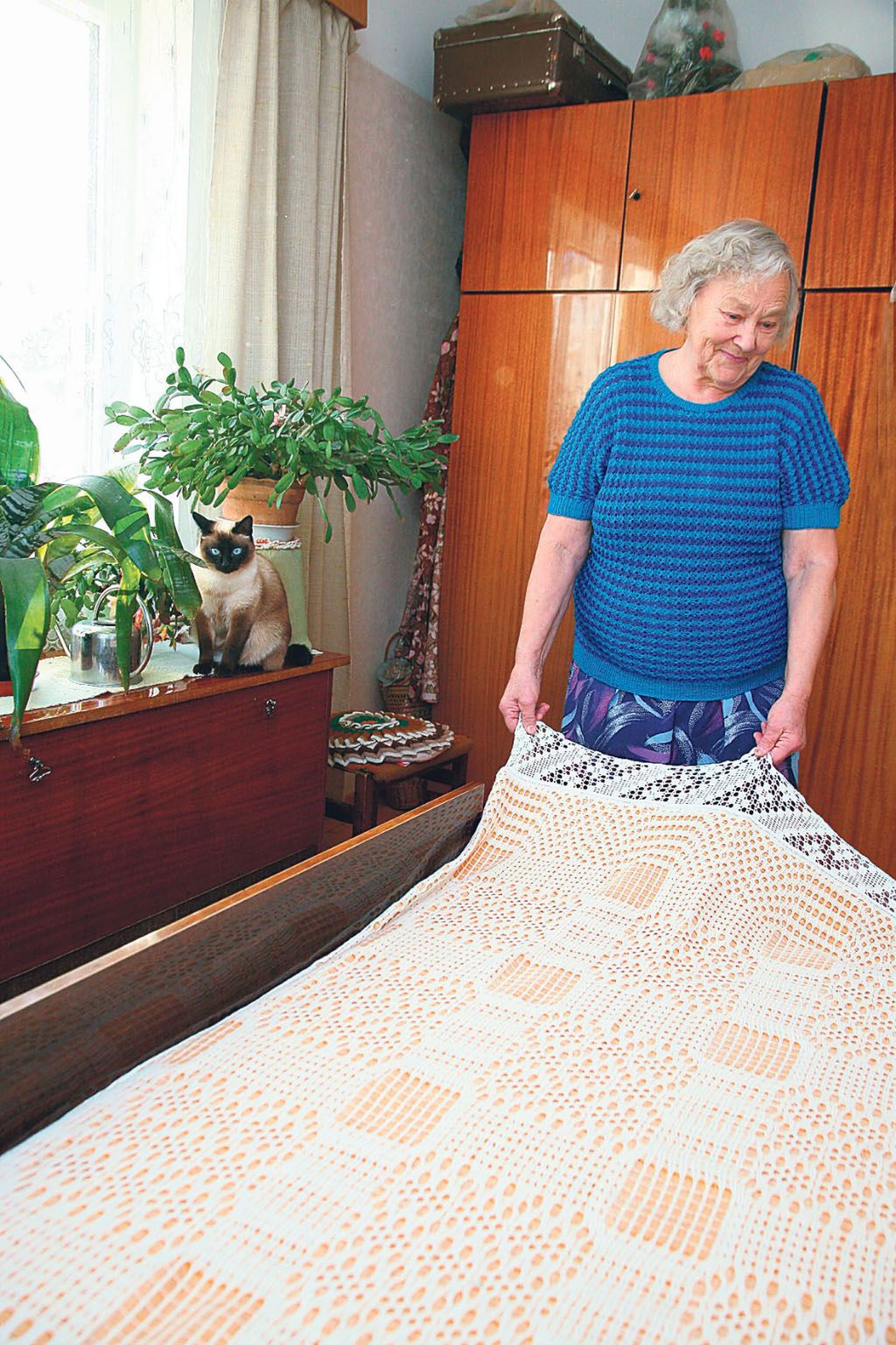 Helmi Kuldsaare telgedel kootud pitsilised voodikatted sobivad oma klassikalise iluga igasse interjööri.